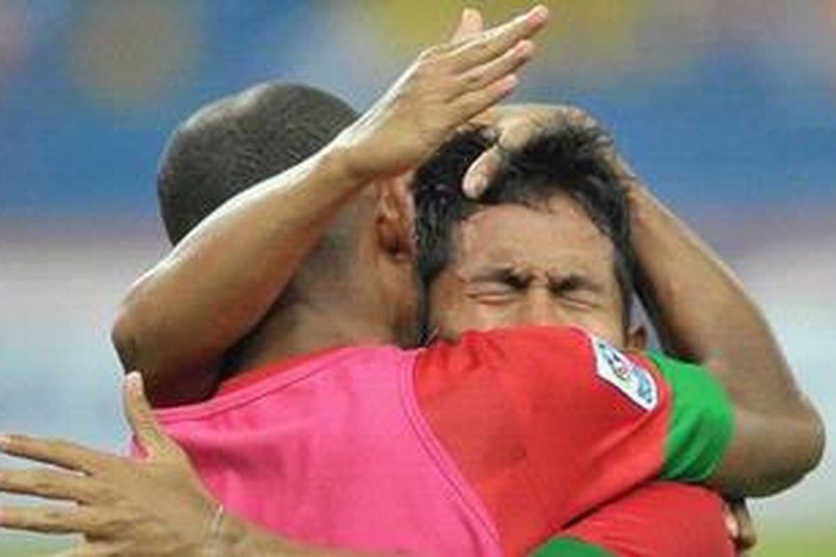 Pemain Indonesia Elie Aiboy (kiri) memeluk Andik Vermansah sesaat setelah Andik mencetak gol ke gawang Singapura dalam laga Piala AFF 2012 di Stadion Nasional Bukit Jalil, Kuala Lumpur, Malaysia, Rabu (28/11/2012). Andik menjadi pemain kunci Indonesia setelah sukses merobek gawang Singapura pada detik-detik akhir pertandingan. Indonesia akhirnya 1-0. 