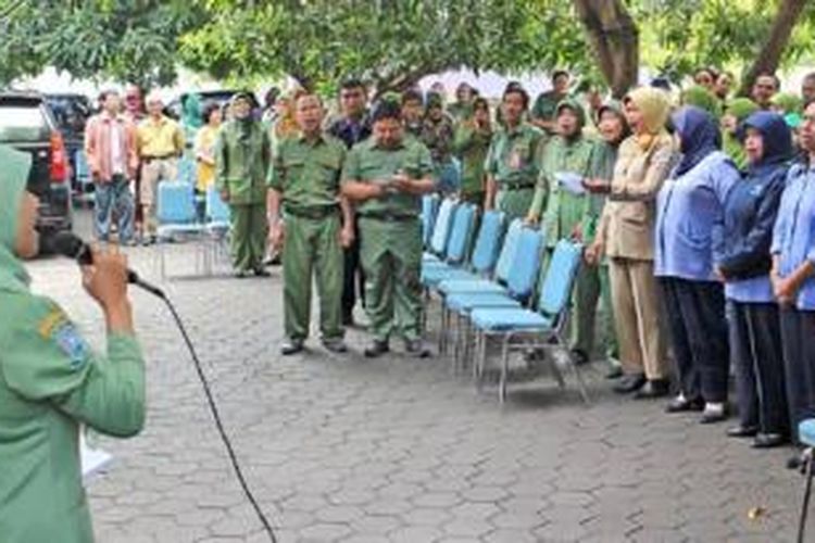 Pegawai negeri sipil (PNS) yang tergabung dalam Dewan Pengurus Korps Pegawai Republik Indonesia (Korpri) Tegal menyanyikan lagu 