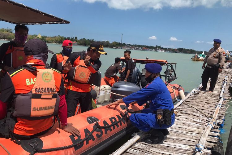Proses pencarian Kapal Layar Motor (KLM) Cinta Kembar yang dinyatakan hilang kontak di perairan Kepulauan Kangean, Kabupaten Sumenep, Jawa Timur, Kamis (11/8/2022). 