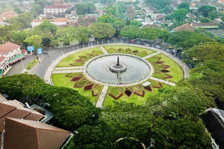 Sebagai ikon kota, kawasan Tugu Malang selalu menjadi pusat perhatian saat malam tahun baru. Hanya berjarak 300 meter dari Stasiun Malang Baru yang kini tampil modern, Anda bisa menikmati taman yang asri dengan kolam teratai di depan Balai Kota