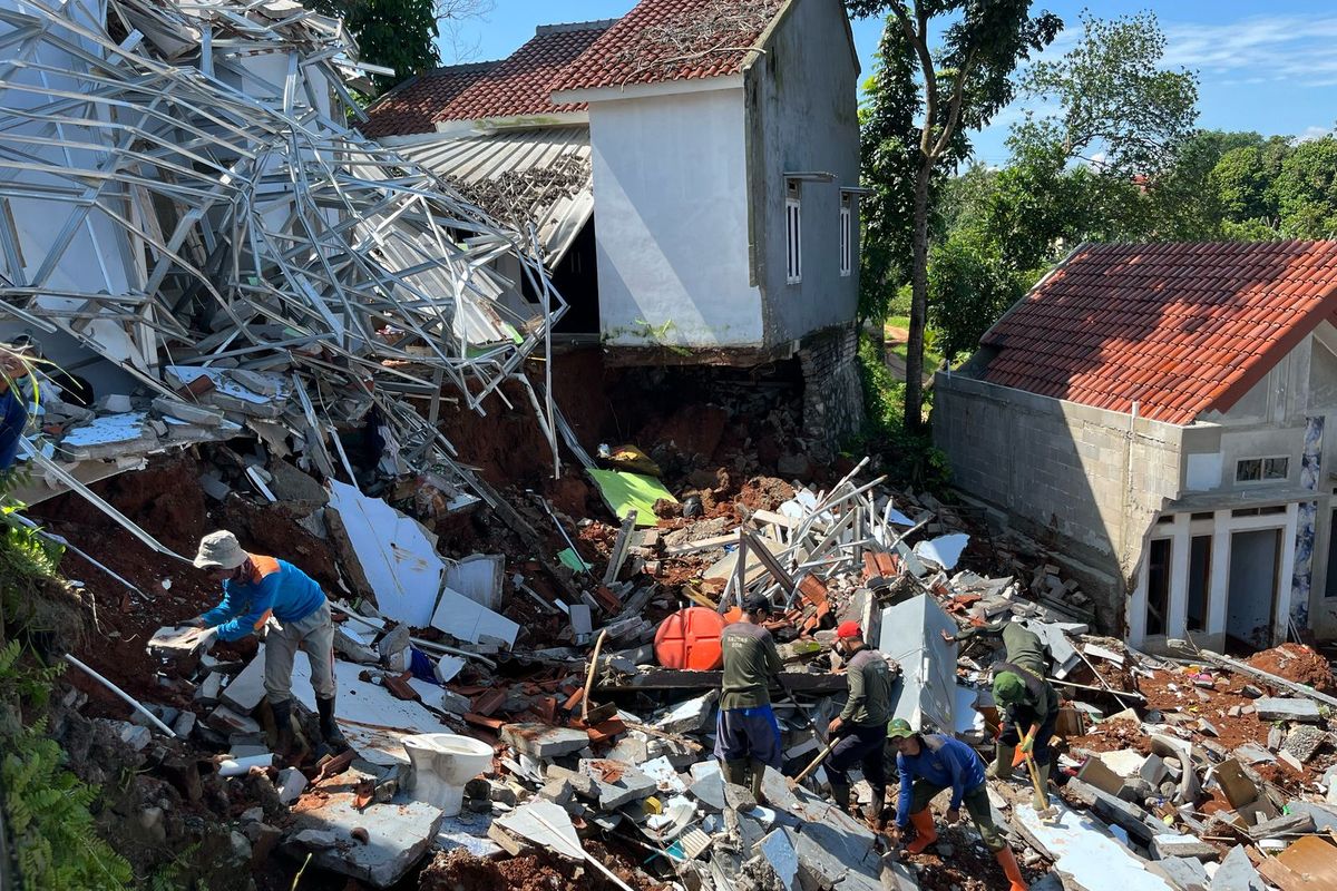 Suami di Depok Selamatkan Istri dan Anak Saat Rumah Ambruk akibat Longsor