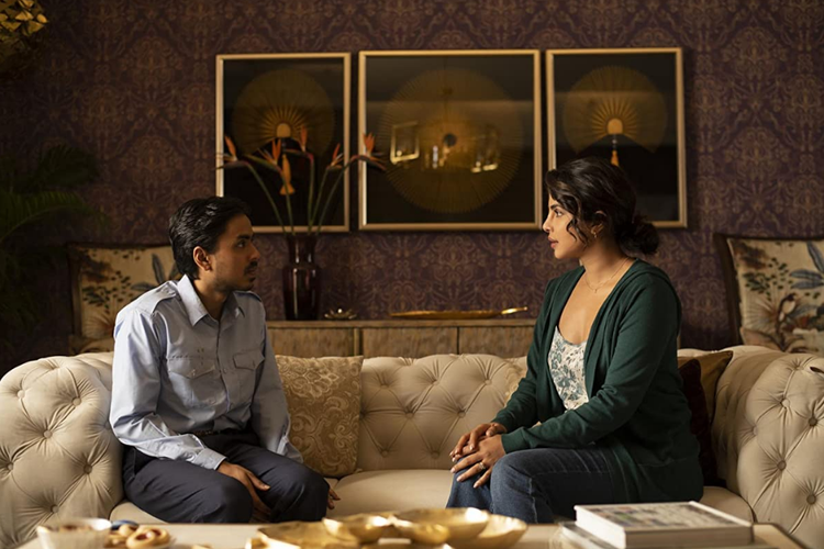 Adarsh Gourav dan Priyanka Chopra Jonas dalam film drama The White Tiger (2021).