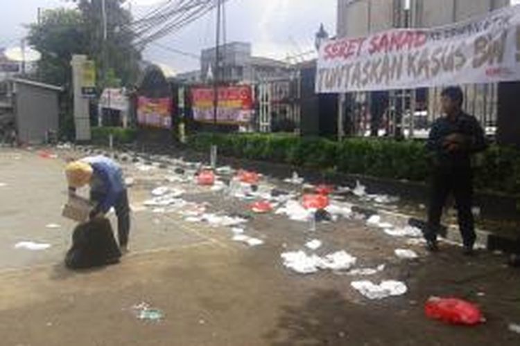 Sampah bekas pembungkus makanan berceceran di halaman PN Jakarta Selatan usai sidang pra-peradilan calon Kapolri Komjen Polisi Budi Gunawan, Senin (2/2/2015).