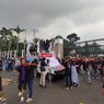 Hujan Deras Guyur Kawasan DPR, Massa Sopir Taksi Online Tetap Gelar Demo