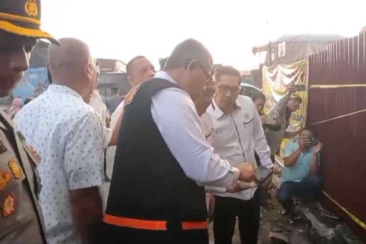 Anggota Kompolnas saat meninjau rumah Sempurna Pasaribu yang terbakar di Karo, Sumatera Utara, Rabu (3/7/2024).