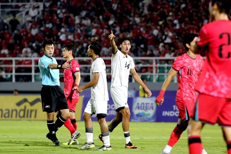 Pemain Timnas U23 Indonesia Rafael Struick saat laga Grup J Kualifikasi Piala Asia U23 2026 melawan Korea Selatan yang berakhir dengan skor 1-0 di Stadion Gelora Delta Sidoarjo, Jawa Timur, Selasa (9/9/2025) malam.