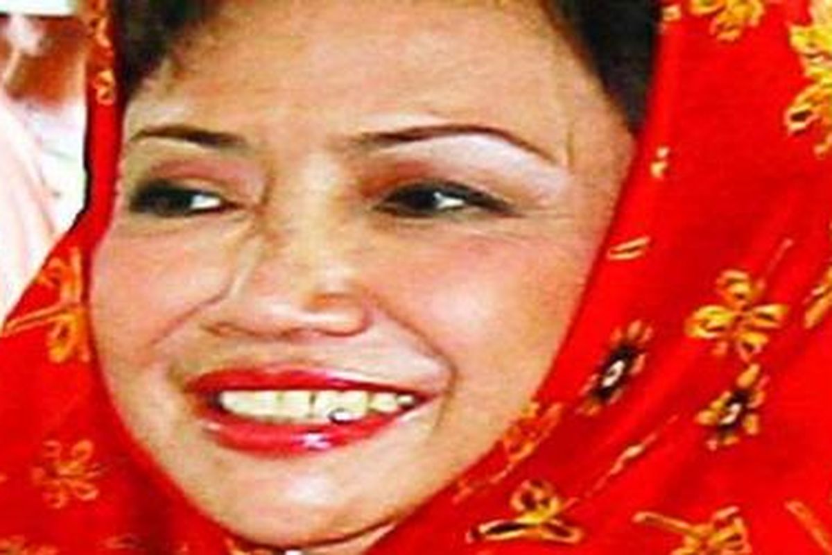 Istri mantan Wakil Kepala Polri Jenderal (Pol) Adang Darajatun, Nunun Nurbaetie, ini disebut-sebut membagikan cek perjalanan dari Miranda Goeltom kepada anggota DPR. Melalui kuasa hukumnya, Petrus Balapatyona, Nunun membantah tudingan itu.