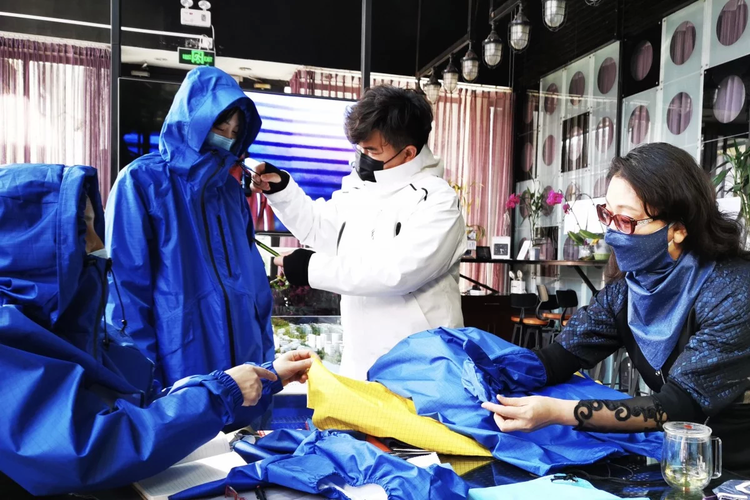 Perancang busana yang berkedudukan di Beiijng, China, Liu Wei sedang bekerja membuat pakaian pelindung diri bergaya windbreaker untuk melindungi diri dari pandemi corona.  