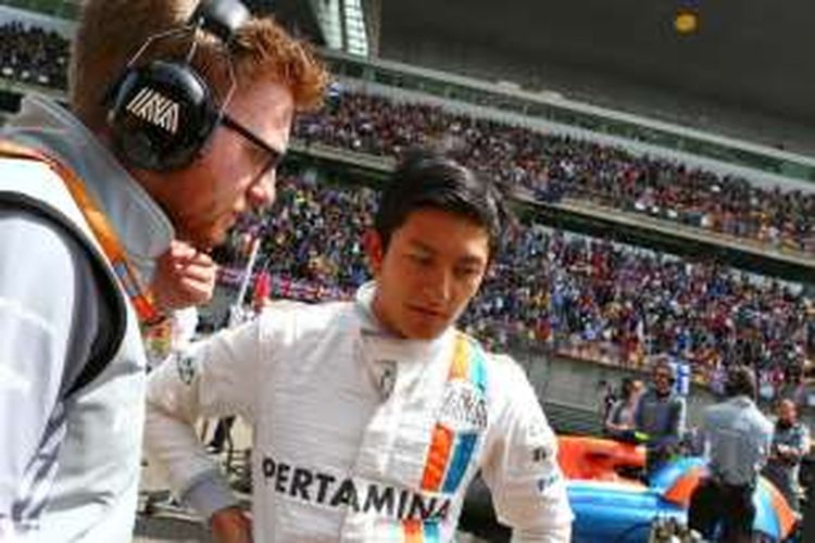 Pebalap Manor Racing asal Indonesia, Rio Haryanto, bersiap di grid jelang balapan GP China di Sirkuit Internasional Shanghai, Minggu (17/4/2016).