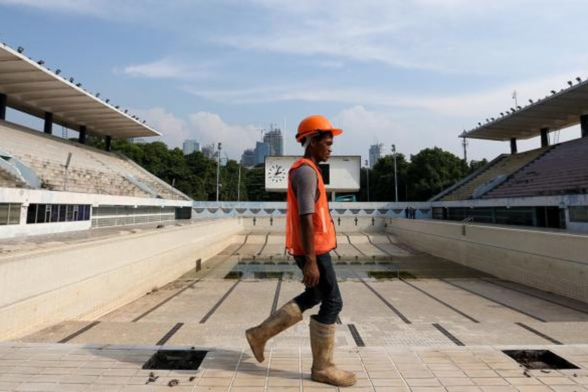 Kolam renang Gelora Bung Karno, Senayan, Jakarta, Rabu (24/8/2016). Menjelang kegiatan Asian Games 2018, pemerintah merehabilitasi venues atau tempat pertandingan olahraga di dalam kompleks Gelora Bung Karno (GBK) yang ditargetkan selesai pada September 2017. 