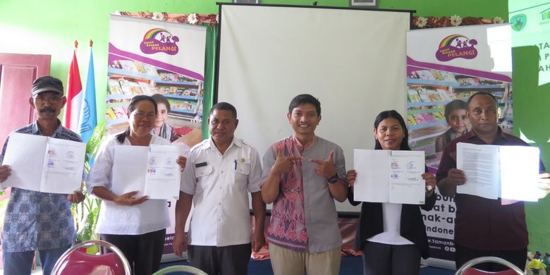 Penandatanganan MoU (Nota Kesepahaman) Taman Bacaan Pelangi dengan 40 Sekolah Dasar di Kabupaten Nagekeo, Flores untuk Pendirian Perpustakaan Ramah Anak, Rabu (12/4/2023).


