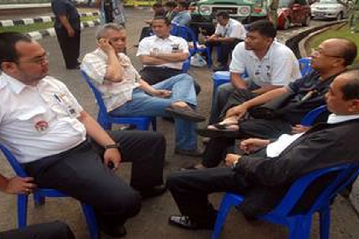  Aksi mogok kerja yang dilakukan 50 orang pilot dari Asosiasi Pilot Garuda (APG) dilakukan dengan duduk-duduk sambil berbincang-bincang ringan di depan gedung Pilot House yang berada di kawasan kantor Garuda Operation Center (GOE). Kamis, (28/7/2011).