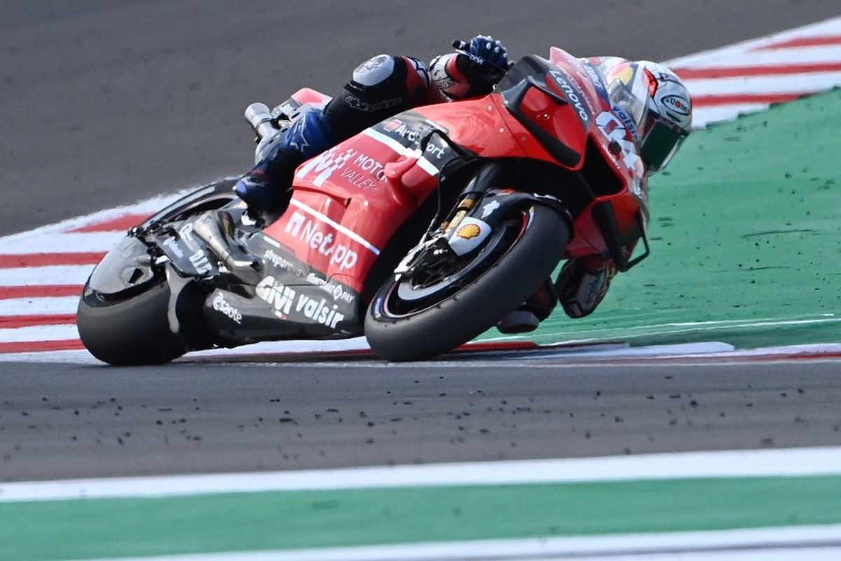 Andrea Dovizioso saat berlaga di MotoGP Emilia Romagna. (Photo by ANDREAS SOLARO / AFP)