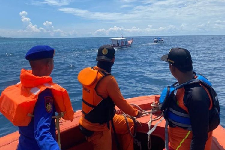 Foto: Tim SAR gabungan mengawal proses evakuasi kapal bantuan Kemensos yang mati mesin di Perairan Wairhubing, Kabupaten Sikka, Selasa (4/4/2023) malam.