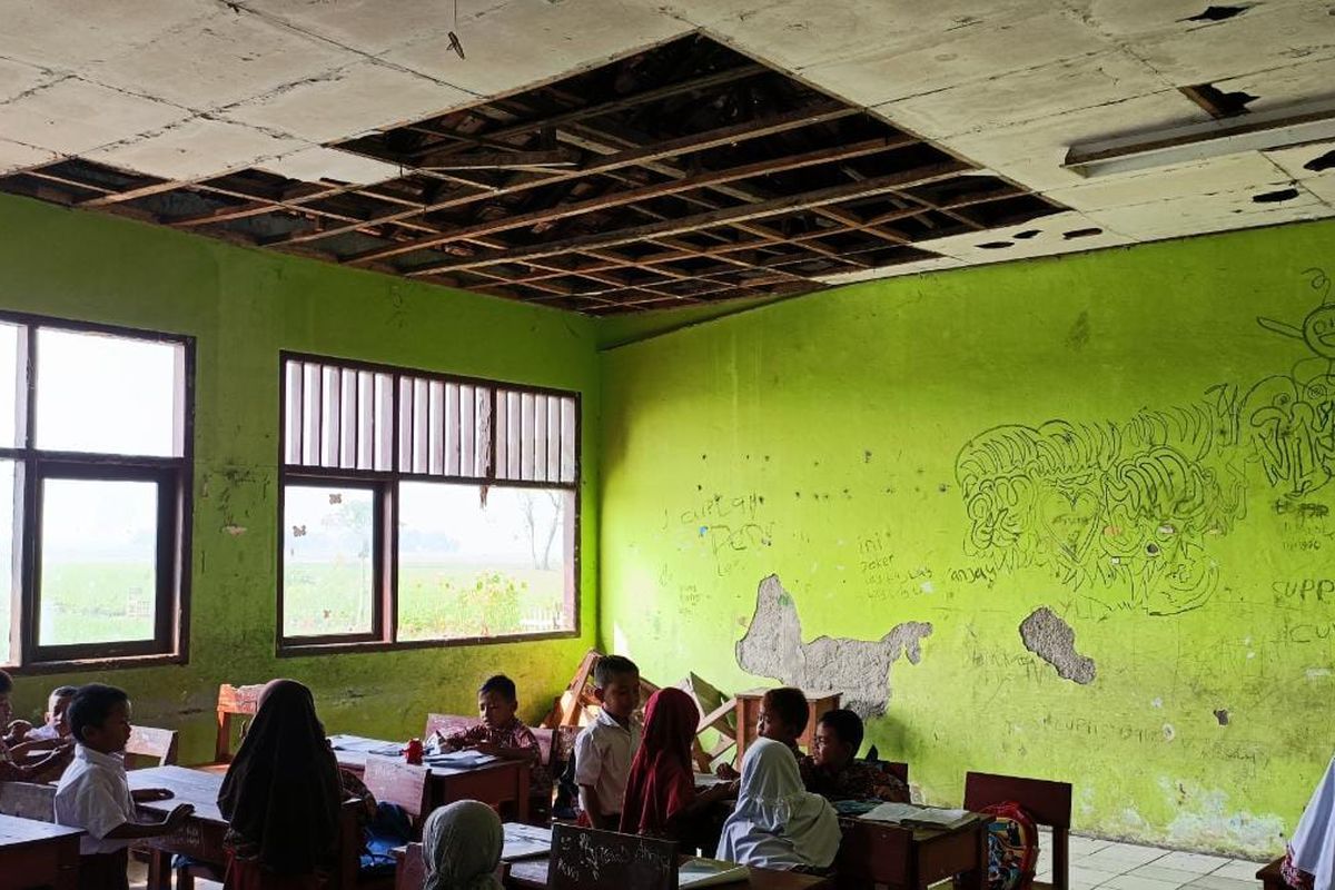 Salah satu kondisi ruang kelas di SD Negeri Sukadaya 02, Kecamatan Sukawangi, Kabupaten Bekasi. Berdasarkan informasi, kondisi memprihatinkan yang ada di SD Negeri tersebut sudah terjadi selama kurang lebih 5 tahun. 