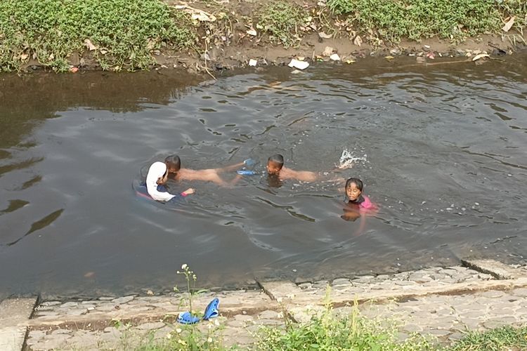 Warga Rancaekek Dambakan Jernihnya Sungai Cikijing yang Terkena Limbah Tekstil