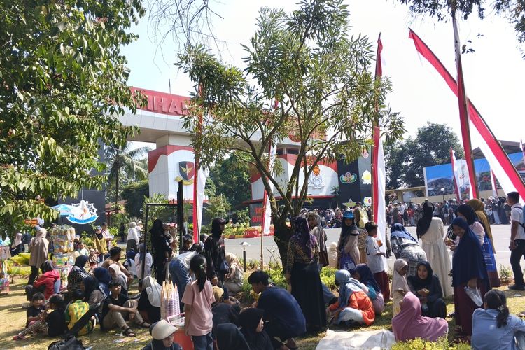 Datang ke HUT Bhayangkara di Cikeas, Pedagang Berharap Bisa Bertemu Prabowo