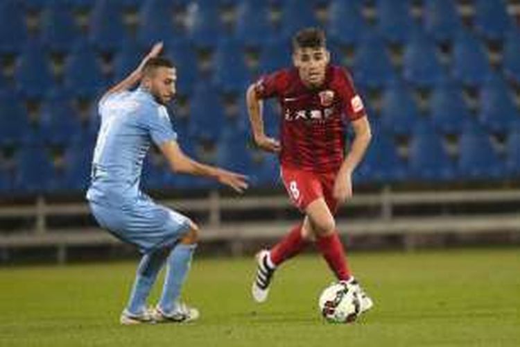 Oscar menjalani debutnya bersama Shanghai SIPG di Doha, Qatar, Senin (8/1/2017).