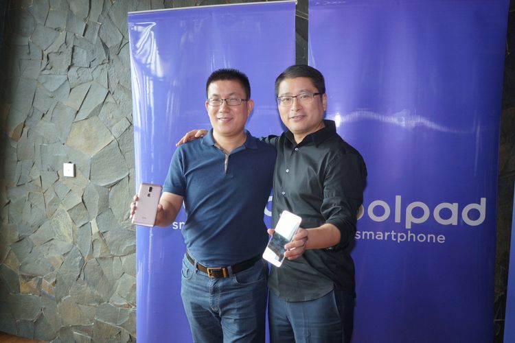 CEO Coolpad Indonesia Jeeves Jiang (kiri) dan CEO Coolpad Group Jeff Liu berfoto usai acara peluncuran Coolpad Cool Dual di Jakarta, Kamis (27/4/2017)                               