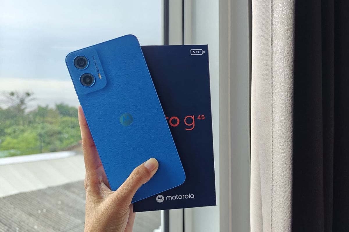 Moto G45 5G dibungkus dengan kotak berwarna biru tua. Kotaknya disertai dengan sejumlah teks termasuk nama perangkat Moto G45 5G dan merek Motorola di bagian depan kotak, hingga slogan hello moto di bagian samping kotak. Teks-nya dibalut dengan kelir putih dan oranye. 