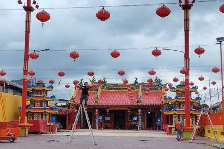 
Pekerja sedang melakukan pembersihan dan pemasangan Lampion di lingkungan kelenteng Dewi Kwan Im Palembang, Selasa (17/1/2023)
