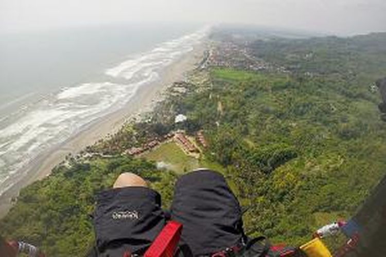 Paralayang di Pantai Parangtritis, Bantul, DI Yoyakarta.
