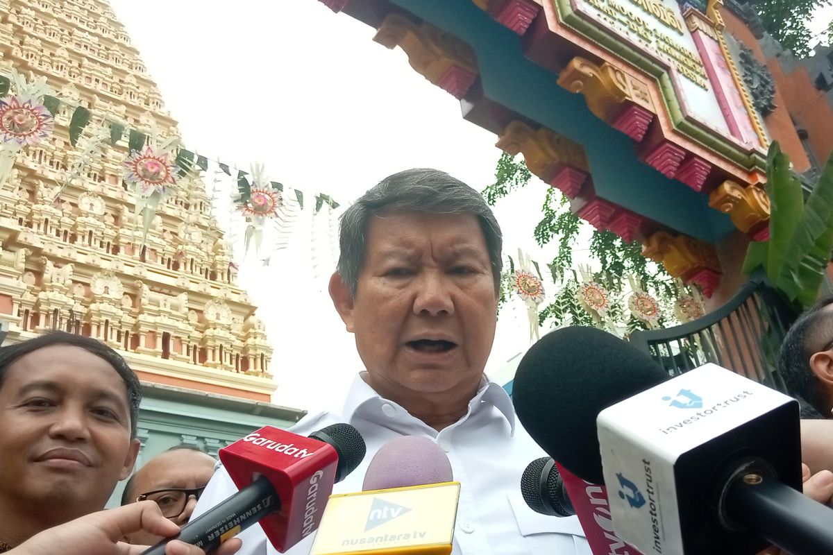 Utusan Khusus Presiden, Hashim Djojohadikusumo dalam acara peninjauan sekaligus peresmian tempat ibadah umat Hindu, Kuil Murugan di Kalideres, Jakarta Barat, Minggu (2/2/2025) 