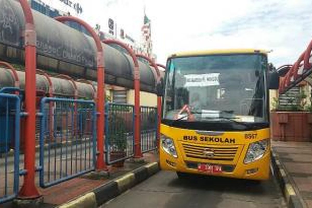 Terkait dengan mogok massal sopir metromini, Dinas Perhubungan dan Transportasi DKI Jakarta mengoperasikan kendaraan bantuan berupa bus sekolah untuk mengangkut para penumpang di Terminal Blok M, Jakarta pada Senin (21/12/2015)