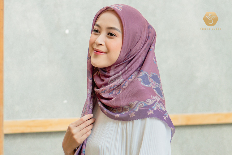 Hijab lokal merek Youthscarf adalah brand yang menjual hijab printing dengan motif yang beragam