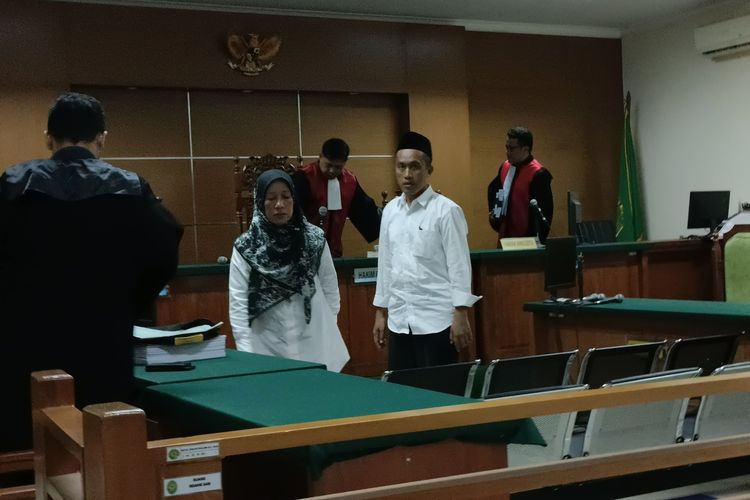 Mantan kades di Lebak Herliawati bersama suaminya Yadi Haryadi saat menghadiri sidang tuntutan korupsi di Pengadilan Tipikor Serang. Selasa (25/6/2024). Keduanya dituntut 4,5 tahun penjara oleh jaksa Kejari Lebak.