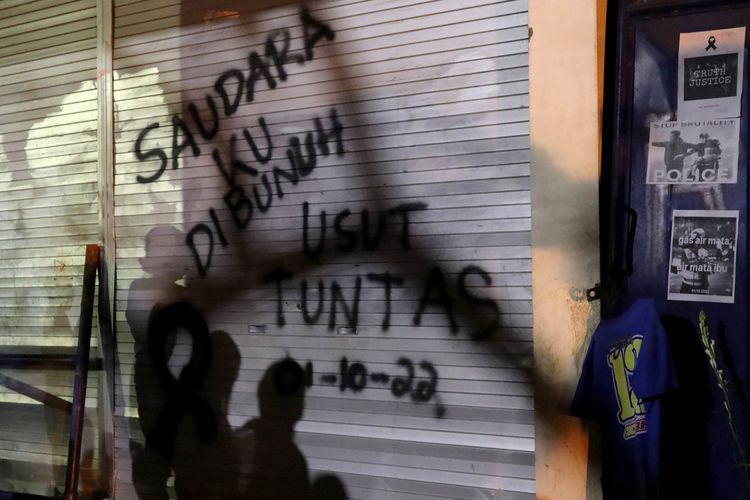 Tulisan-tulisan kecewa disamping gate 13 pasca tragedi yang terjadi pada pekan ke-11 Liga 1 2022-2023 seusai pertandingan bertajuk Derbi Jawa Timur, Arema FC melawan Persebaya Surabaya di Stadion Kanjuruhan Kepanjen, Kabupaten Malang, Selasa (4/10/2022) malam.