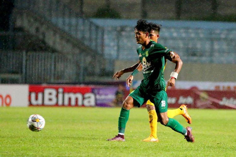 Pemain Persebaya Surabaya Brylian Aldama saat pertandingan tunda pekan ke-18 Liga 1 2022-2023 melawan Persikabo 1973 yang berakhir dengan skor 3-2 di Stadion Gelora Joko Samudro Gresik, Sabtu (25/3/2023) malam.