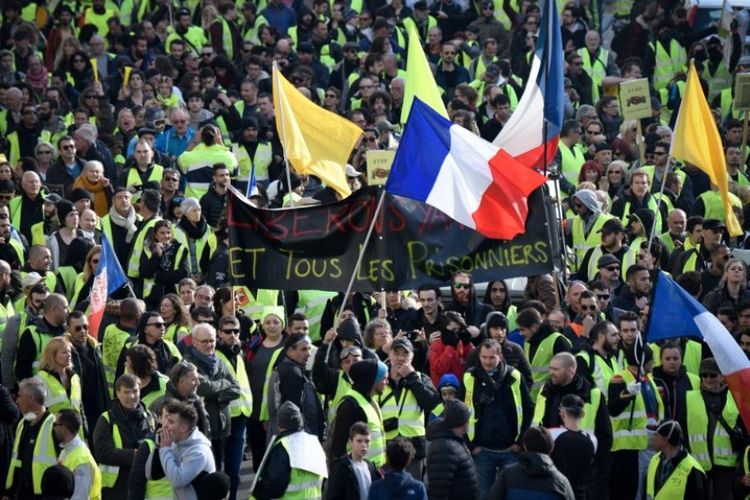 Massa rompi kuning berunjuk rasa di Marseille, Perancis selatan, pada Sabtu (9/2/2019).