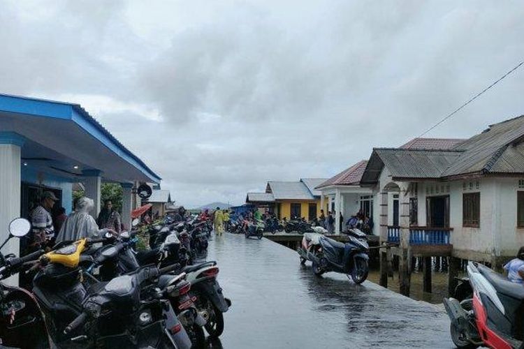 Kondisi terkini di Pulau Serasan, Kabupaten Natuna, Provinsi Kepri, Selasa (7/3/2023). Pengungsi longsor di Natuna antre di PLBN untuk mendapat jatah makan. Mereka juga membutuhkan pakaian, selimut dan kasur. 