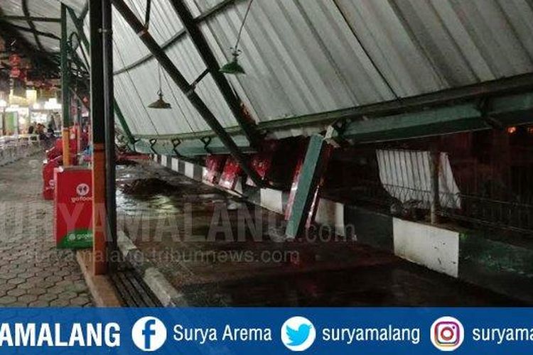 Kondisi atap sentra kuliner di depan stasiun kota Malang yang rubuh belum diperbaiki pada Rabu (28/10/2020) malam.