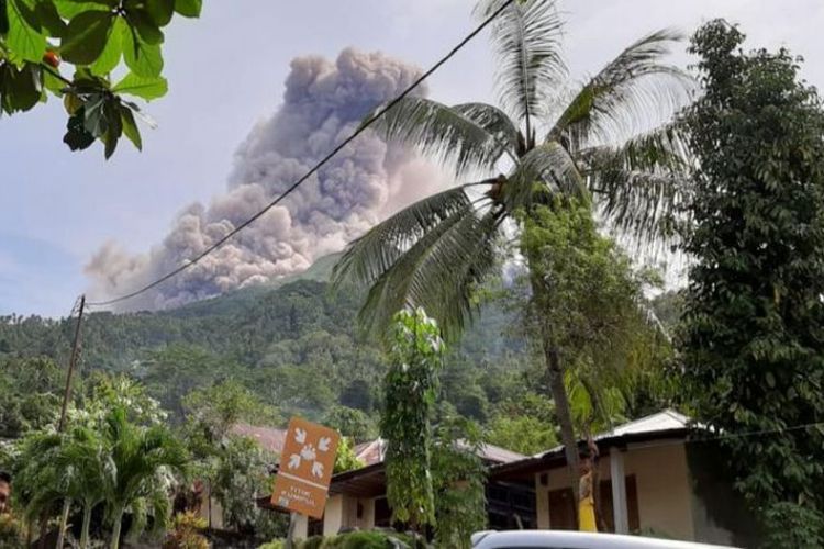 Gunung Karangetang di Kabupaten Kepulauan Siau Tagulandang Biaro (Sitaro), Sulawesi Utara, menyemburkan abu vulkanik pada Kamis (20/12/2018) lalu.