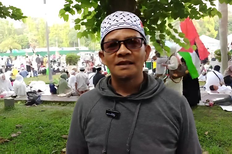 Warga Kuningan, Cirebon bernama Asep Al Bustomi (49) saat ditemui dalam acara aksi munajat kubro Persaudaraan Alumni 212 di Monas, Jakarta Pusat, Sabtu (2/12/2023).