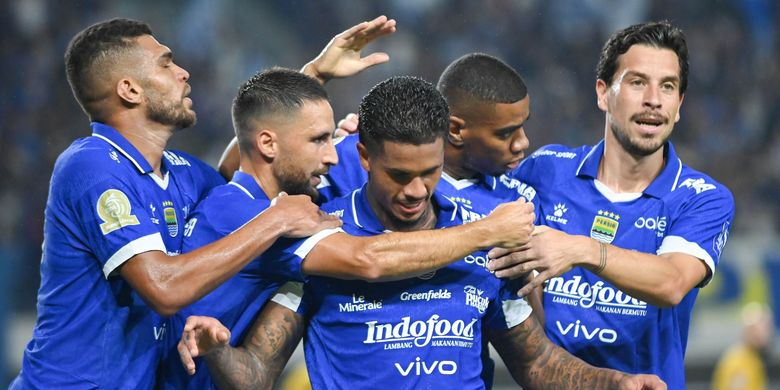 Penyerang Persib Bandung, Ramon Tanque, dan rekan-rekannya merayakan gol ke gawang Bhayangkara FC. Duel Persib vs Bhayangkara FC digelar di Stadion Gelora Bandung Lautan Api (GBLA), Bandung, pada Minggu (21/12/2025) pukul 19.00 WIB.