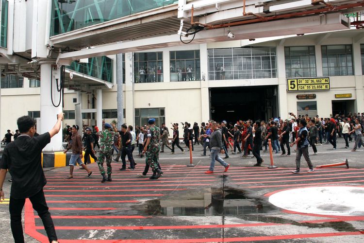 Massa tolak Fahri Hamzah merangsek masuk hingga ke parkiran pesawat Bandara Sam Ratulangi Manado, Sabtu (13/5/2017)