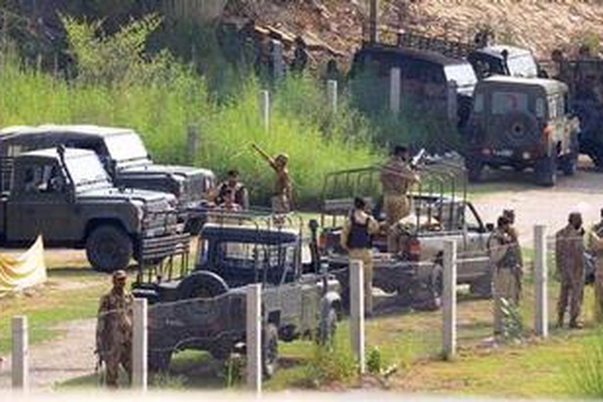 Tentara Pakistan berada di kamp militer yang diserang sekelompok pria bersenjata di Wazirabad, sekitar 180 kilometer dari Islamabad, Senin (9/7/2012). Tujuh tentara tewas dan lima lainnya terluka dalam peristiwa itu.