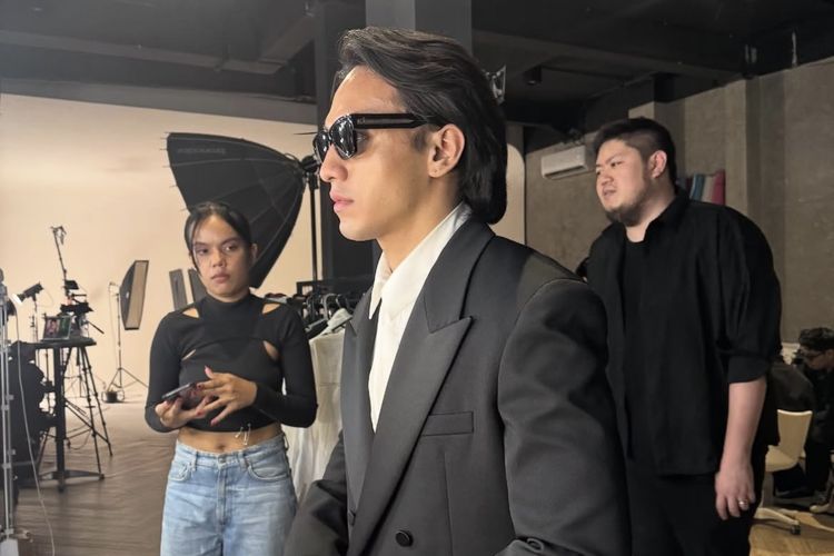 Gaya busana edgy ala aktor Jefri Nichol.