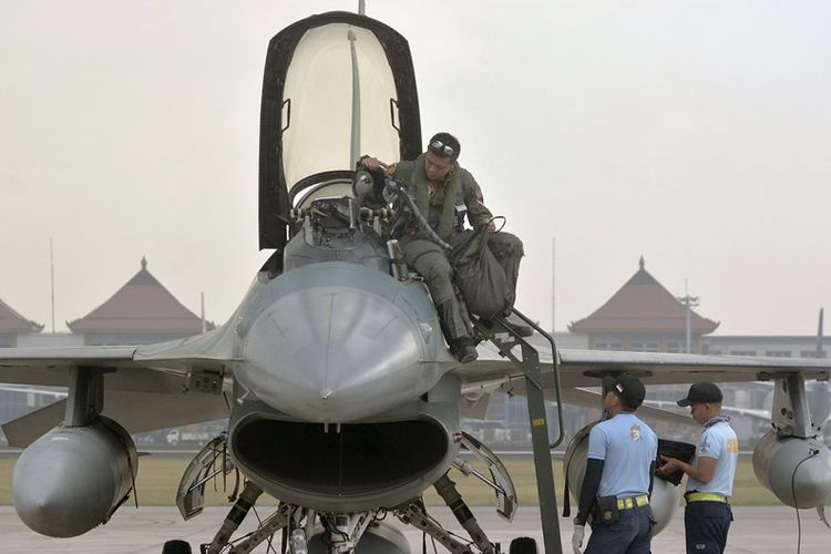 Penerbang tempur pesawat tempur F-16 melakukan persiapan sebelum terbang menuju Darwin, Australia, untuk mengikuti Exercise Pitch Black Royal Australian Air Force di Bandara Internasional I Gusti Ngurah Rai, Bali, Kamis (26/7). Sebanyak delapan unit pesawat tempur F-16 dari Skuadron Udara 3 Lanud Iswahjudi serta penerbang dan ground crew yang diangkut menggunakan tiga pesawat Hercules berangkat menuju Australia untuk mengikuti latihan terbesar angkatan udara Australia yang melibatkan sejumlah negara pada 30 Juli hingga 17 Agustus 2018. 