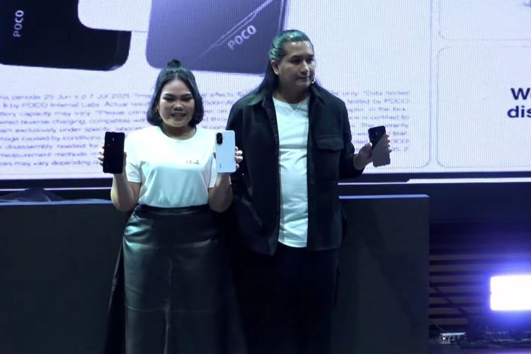 Kiri ke kanan: Novita Krisutami, PR Manager Poco Indonesia  dan Product Marketing Manager Poco Indonesia, Satriyo S Rachmat dalam peluncuran Poco F7 di Indonesia, Rabu (25/6/2025)
