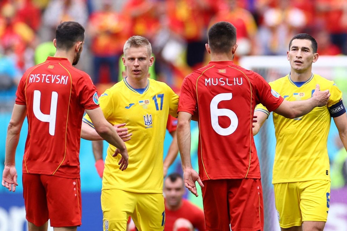 Bek Ukraina, Oleksandr Zinchenko, berjabat tangan dengan pemain Makedonia Utara usai pertandingan Grup C Euro 2020 antara Ukraina dan Makedonia Utara di National Arena, Kamis (17/6/2021) malam WIB. 