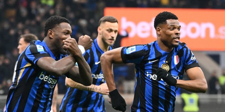 Bek Inter Milan Denzel Dumfries merayakan gol kedua timnya pada laga Serie A Italia antara Inter Milan dan Empoli di Stadion San Siro di Milan pada 19 Januari 2025.