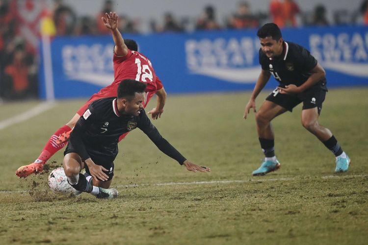 Pesepak bola Timnas Indonesia Saddil Ramdani (kiri) berebut bola dengan pesepak bola Timnas Vietnam Pham Tuan Hai (tengah) dalam pertandingan leg 2 babak semi final Piala AFF 2022 di Stadion Nasional My Dinh, Hanoi, Vietnam, Senin (9/1/2023). Timnas Indonesia tak berhasil ke final setelah kalah dari Vietnam pada leg kedua semifinal Piala AFF 2022.