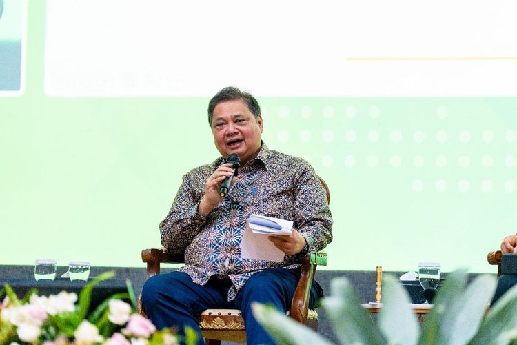 Menteri Koordinator Bidang Perekonomian (Menko Perekonomian) Airlangga Hartarto dalam Rapat Koordinasi (Rakor) Tim Nasional OECD Indonesia dan Peluncuran Portal Aksesi Indonesia di Kantor Kemenko Perekonomian, Kamis (3/10/2024). 