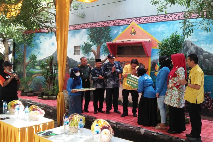 Pemberian bantuan rombong berkah secara simbolis oleh Direktur Utama Petrokimia Gresik Dwi Satriyo Annurogo, kepada penerima bantuan di Kelurahan Sukorame, Gresik, Jawa Timur, Kamis (1/12/2022).