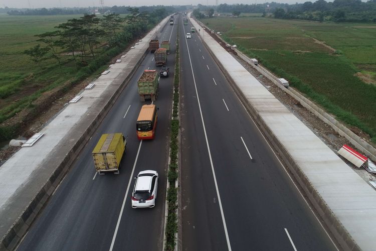 Pelebaran jalan di ruas tol Tangerang - Merak, Selasa (21/5/2019). Pekerjaan pelebaran jalan dimulai dari KM 39 hingga KM 51 dan dijadwalkan rampung pada September 2019 merupakan titia Irawan kemacetan saat mudik lebaran.