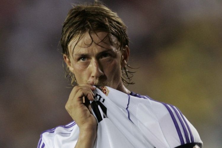 Gelandang Real Madrid, Guti Hernandez, merayakan gol yang dia cetak ke gawang Villarreal dalam laga Liga Spanyol di Stadion El Madrigal, Villarreal, pada 2 September 2007.